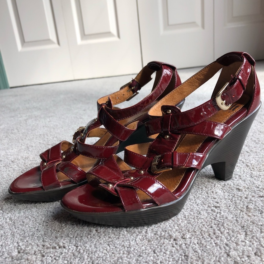 VGUC Söfft Wine Patent Strappy Sandal